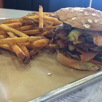 Photo prise au MOOYAH Burgers, Fries &amp;amp; Shakes par Juan G. le1/16/2015