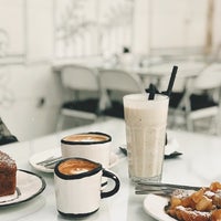 9/23/2019에 Sara님이 Modam Café | کافه مدام에서 찍은 사진