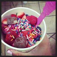 รูปภาพถ่ายที่ BerrySimple Yogurt โดย Lauren N. เมื่อ 7/23/2013