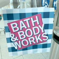 Photo taken at Bath &amp;amp; Body Works by Puiezz🐳 on 3/15/2020