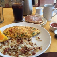 Foto diambil di Eggsperience Breakfast &amp;amp; Lunch - Park Ridge oleh Jimmyni J. pada 8/13/2016