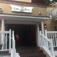Das Foto wurde bei Low &amp;#39;n Slow Lowrider Bar at Hotel Chimayo von Amy L. am 8/3/2017 aufgenommen