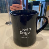 Foto tirada no(a) Green Sage Cafe por Doris C. em 12/14/2019