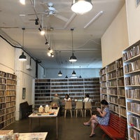 Снимок сделан в Brooklyn Art Library пользователем candy 5/25/2018