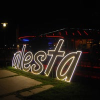 8/7/2013 tarihinde Alesta Cafe &amp;amp; Restaurantziyaretçi tarafından Alesta Cafe &amp;amp; Restaurant'de çekilen fotoğraf