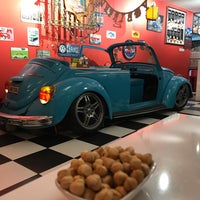 Foto tomada en The Old Garage Cafe &amp;amp; Hamburger  por Emrah Y. el 2/27/2018