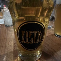 รูปภาพถ่ายที่ FiftyFifty Brewing Co. โดย Jesse L. เมื่อ 12/1/2022