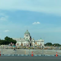 Photo taken at พระลานพระราชวังดุสิต by Rathapol S. on 10/23/2020