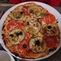 Foto tomada en Pizzeria Giusepino  por Charlie R. el 5/31/2014