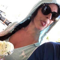 Foto scattata a Frozen Cow Ices &amp;amp; Cream da Mike H. il 6/9/2019