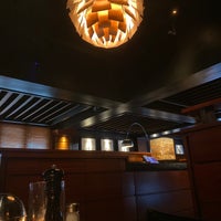 Photo taken at Houston&amp;#39;s Restaurant by Jawad on 9/2/2023