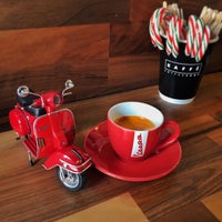 Foto tirada no(a) KAFFÉ Coffee Shop por Nejat T. em 5/11/2016