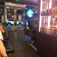 Foto tirada no(a) Starbucks por Ryan Y. em 9/12/2018