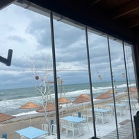 Foto tirada no(a) Shaya Beach Cafe &amp;amp; Restaurant por Berna H. em 5/11/2023