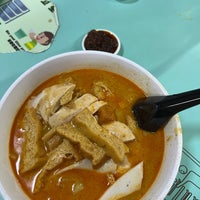 Photo taken at Ah Heng Curry Chicken Bee Hoon Mee 亚王咖喱鸡米粉面 by Boybitch on 2/20/2024