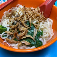 Photo taken at L32 手工面 Hand Made Noodles by Boybitch on 10/10/2020
