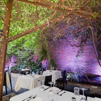 4/7/2017 tarihinde Revel Restaurant and Gardenziyaretçi tarafından Revel Restaurant and Garden'de çekilen fotoğraf
