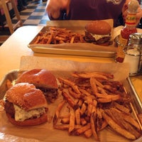 Foto tomada en MOOYAH Burgers, Fries &amp;amp; Shakes  por Claire S. el 3/1/2014