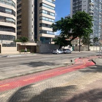 Photo taken at Avenida Boa Viagem by Sergio on 4/1/2022
