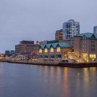 Foto diambil di Halifax Marriott Harbourfront Hotel oleh Treasure D L. pada 3/12/2016