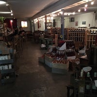 9/30/2016 tarihinde Georgia G.ziyaretçi tarafından Faubourg Wines'de çekilen fotoğraf