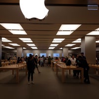 Photo taken at Apple Chatswood Chase by Duygu . on 1/10/2018