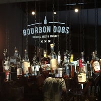 รูปภาพถ่ายที่ Bourbon Dogs โดย Twan เมื่อ 6/3/2016