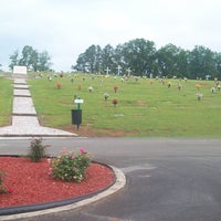 Photo prise au Floyd Memory Gardens par burialplanning.com le8/15/2013