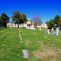 Photo prise au Forest Hill &amp;amp; Calvary Cemetery par burialplanning.com le8/15/2013