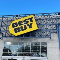 Photo taken at Best Buy by Ted J B. on 12/24/2021