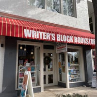 Foto diambil di Writer&amp;#39;s Block Bookstore oleh Ted J B. pada 12/24/2020