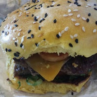 Foto tirada no(a) Black Rebel Burger por Miranda K. em 10/11/2014