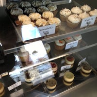 Снимок сделан в The Sweet Tooth - Cupcakery and Dessert Shop пользователем Cathy B. 10/27/2012