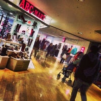 Photo taken at UNIQLO by ロンゴロンゴ on 12/27/2012