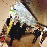 Photo taken at 芳林堂書店 汐留店 by ロンゴロンゴ on 1/6/2015