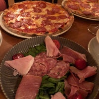 11/7/2022 tarihinde Aral E.ziyaretçi tarafından Pizzeria Pera'de çekilen fotoğraf
