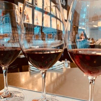 Снимок сделан в Vino Volo Wine Bar пользователем Kerry B. 10/30/2019