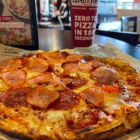 Foto scattata a Rapid Fired Pizza da Xavier O. il 7/8/2022