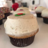 Photo taken at Sprinkles Cupcakes by Xavier O. on 9/17/2017