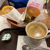 Photo taken at MOS Burger by 白身魚 on 3/27/2022