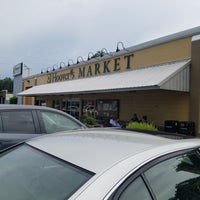 Foto tomada en Hoover&amp;#39;s Market  por Kimber Red C. el 7/26/2018