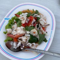Photo taken at Laem Cha-Reon Seafood by Duangporn B. on 6/24/2023