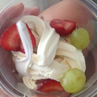 8/12/2013에 Genevieve S.님이 Tutti Frutti Frozen Yogurt에서 찍은 사진