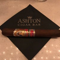 Foto tirada no(a) Ashton Cigar Bar por Zach S. em 1/12/2019