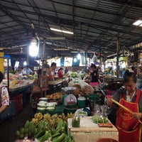 Photo taken at ตลาดชวนชื่น by Narongkorn J. on 4/6/2016