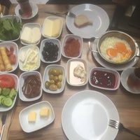 Photo taken at Pişi Breakfast &amp; Burger by T K. on 4/25/2019