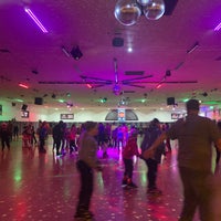 Foto tirada no(a) Rainbow Rink Skating &amp;amp; Entertainment Center por Malinda em 3/20/2022