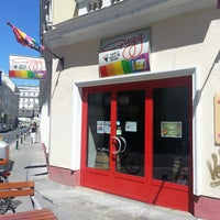 รูปภาพถ่ายที่ Das Gugg - Café und Vereinszentrum der HOSI Wien โดย Maurice B. เมื่อ 8/1/2013