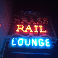 รูปภาพถ่ายที่ Brass Rail Lounge โดย Jonas F. เมื่อ 8/22/2015