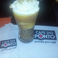 Photo taken at Café do Ponto by Hugo M. on 2/3/2017